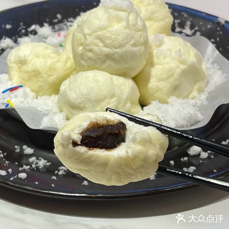 酸香浸透五花肉和血肠，汤汁浓醇不腻。雪衣豆沙果然惊艳