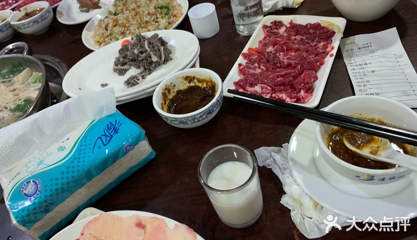 最好吃的莫过于它家的炒饭，里面脆脆的不知道啥