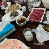 最好吃的莫过于它家的炒饭，里面脆脆的不知道啥