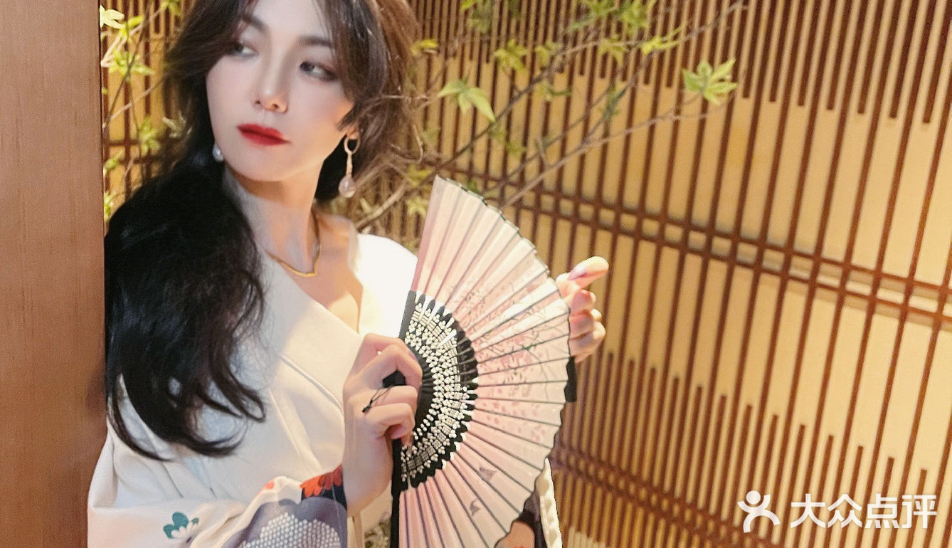 换装拍照+吃饭👘店里都是🫣摇曳的樱花美眉