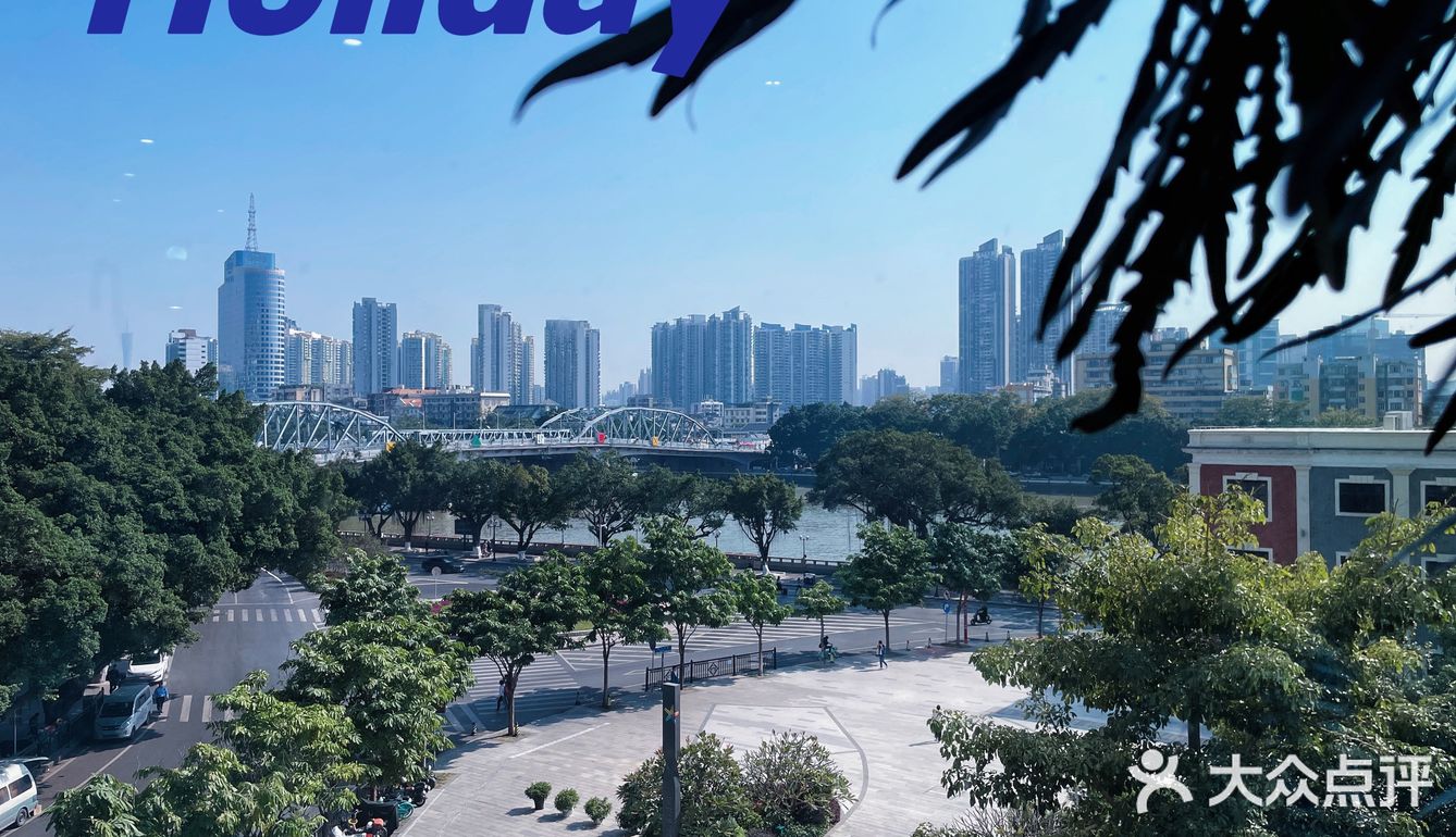 赏珠江享新鲜生蚝椰子鸡锅