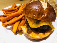 27&nbsp;牛肉汉堡-HELLO 27 意面·沙拉·帕尼尼