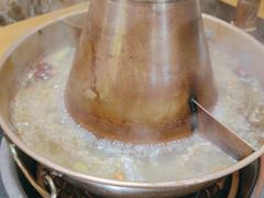 -果松木炭酸菜铜火锅·外婆参鸡汤