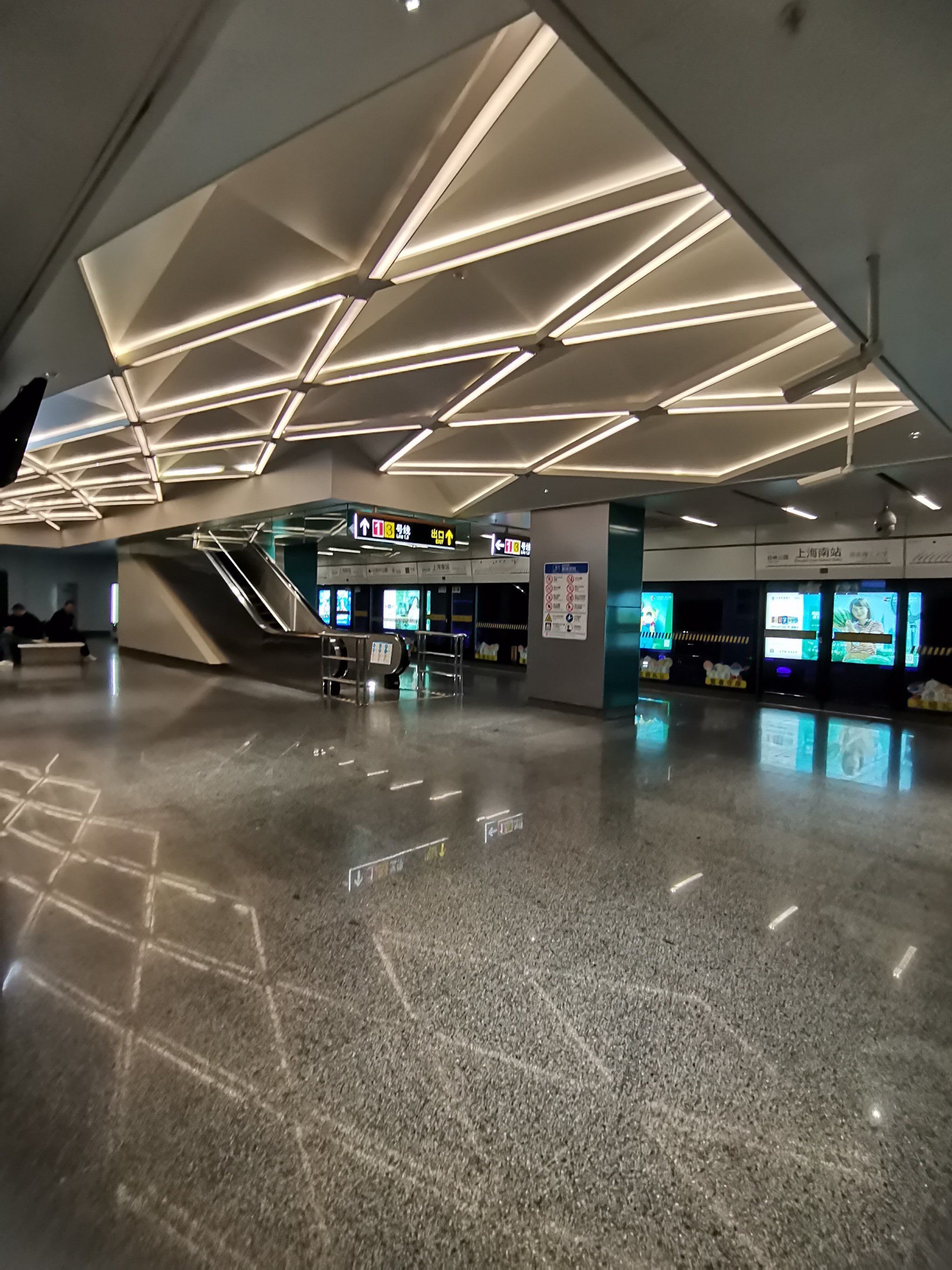 好广阔又漫长的《上海南站》地铁站