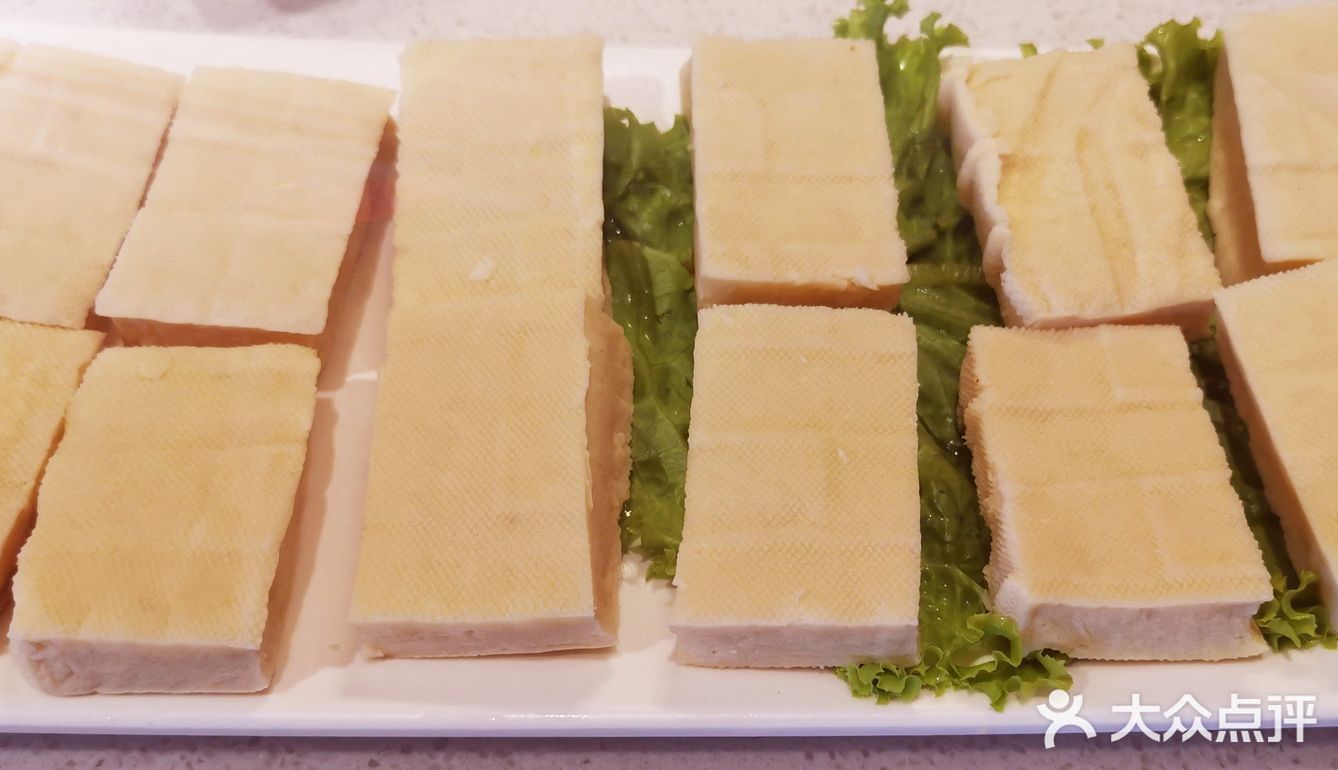 边吃边聊,喝一口菌汤鲜美无比,口感润滑