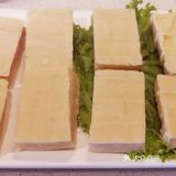 边吃边聊,喝一口菌汤鲜美无比,口感润滑