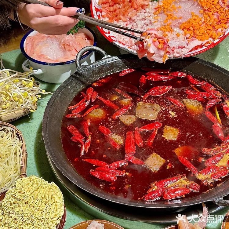重庆人吃火锅已经！炫一大盆辣椒了