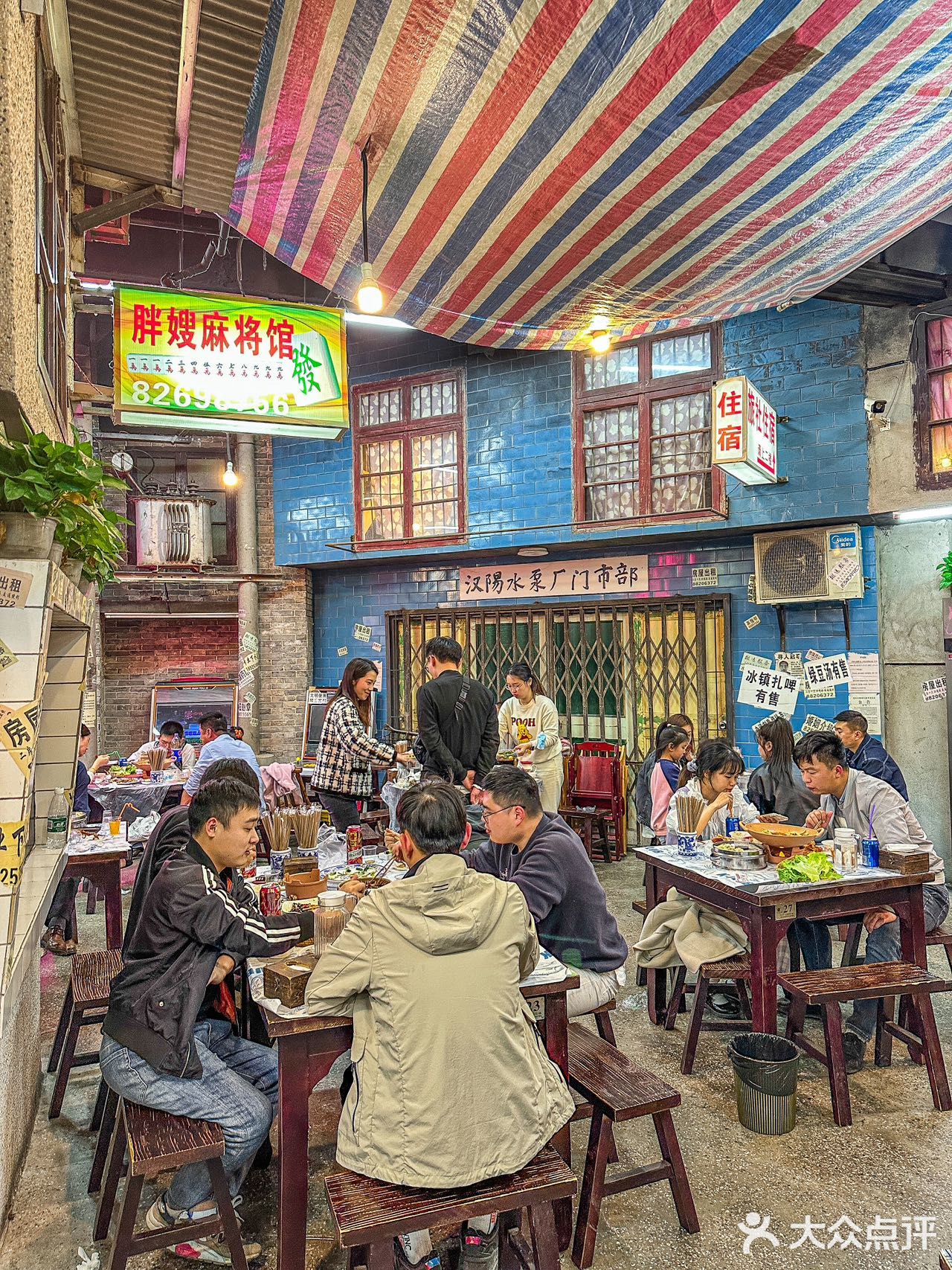 在武汉最复古怀旧的餐厅我竟然吃到了小龙虾饺子 