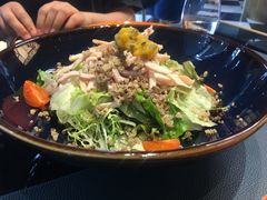 藜麦烟熏鸡胸沙拉配百香果油醋汁-鼎鼎西餐厅
