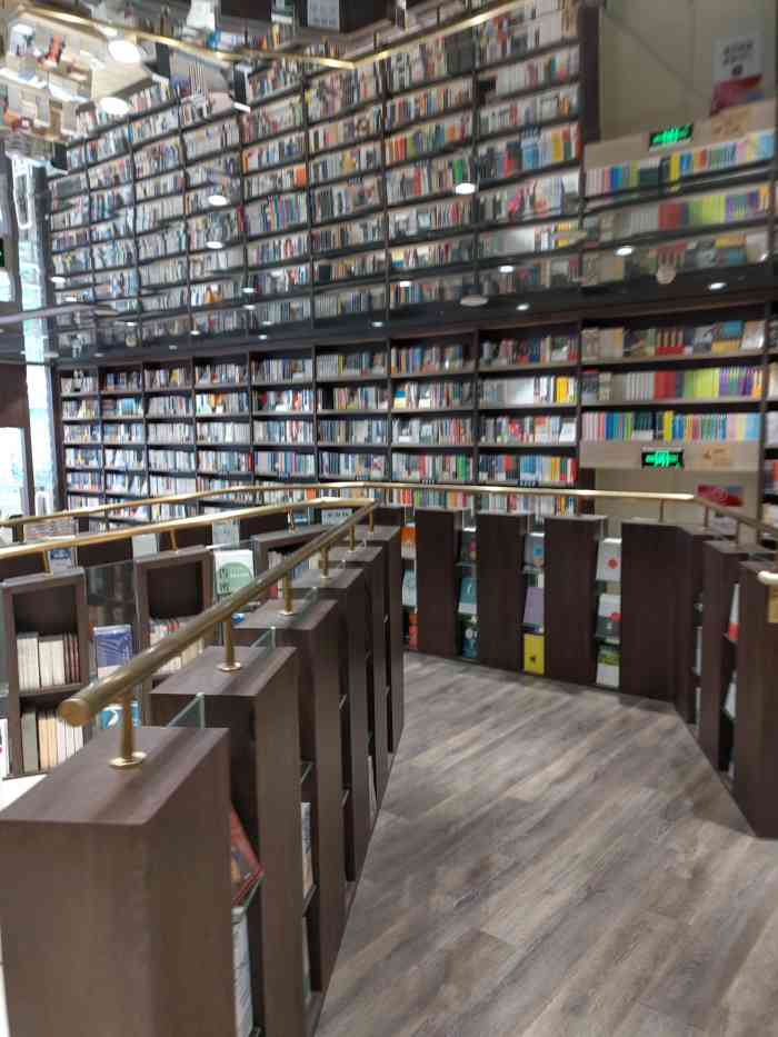 钟书阁(群光广场店)-"终于来到了传说中的钟书阁,老实说是有点失.