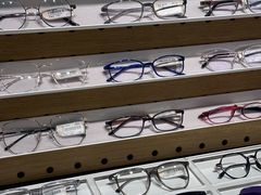 -LOOK眼镜·蔡司依视路配镜(宝山万达店)