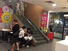等位区-麦当劳(宝山大厦店)