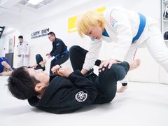 -菠萝格斗巴西柔术训练馆