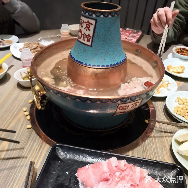 鲜嫩，不过下锅会变没，四个大人吃了六盘肉，服务很好
