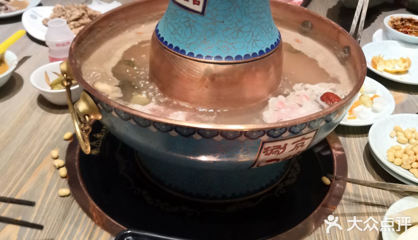 鲜嫩，不过下锅会变没，四个大人吃了六盘肉，服务很好