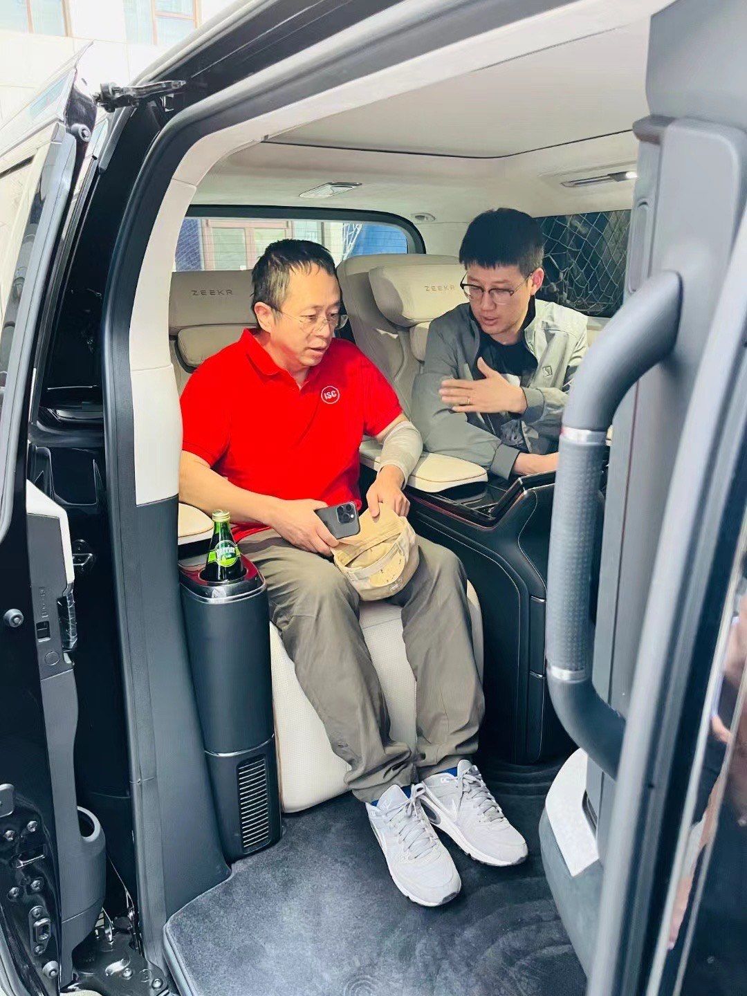 北京车展后,红衣大叔对极氪009光辉进行