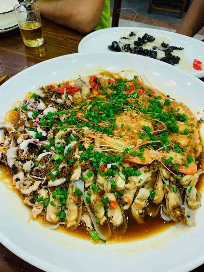 元和江鲜馆(莲花街店)-"有很多土菜,门口挂着酱鸭,酱肉,腌猪头,.