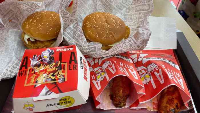 奥特曼汉堡-"菜品: 薯条的口味比较棒,是那种比较粗的.