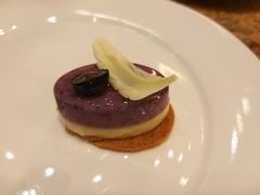 蓝莓慕斯-松山湖凯悦酒店·Café自助餐厅·周末火舞秀表演