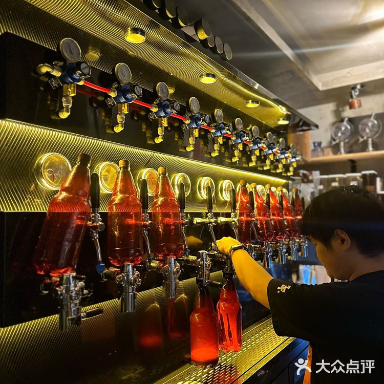 啤酒杯里的欢乐时光