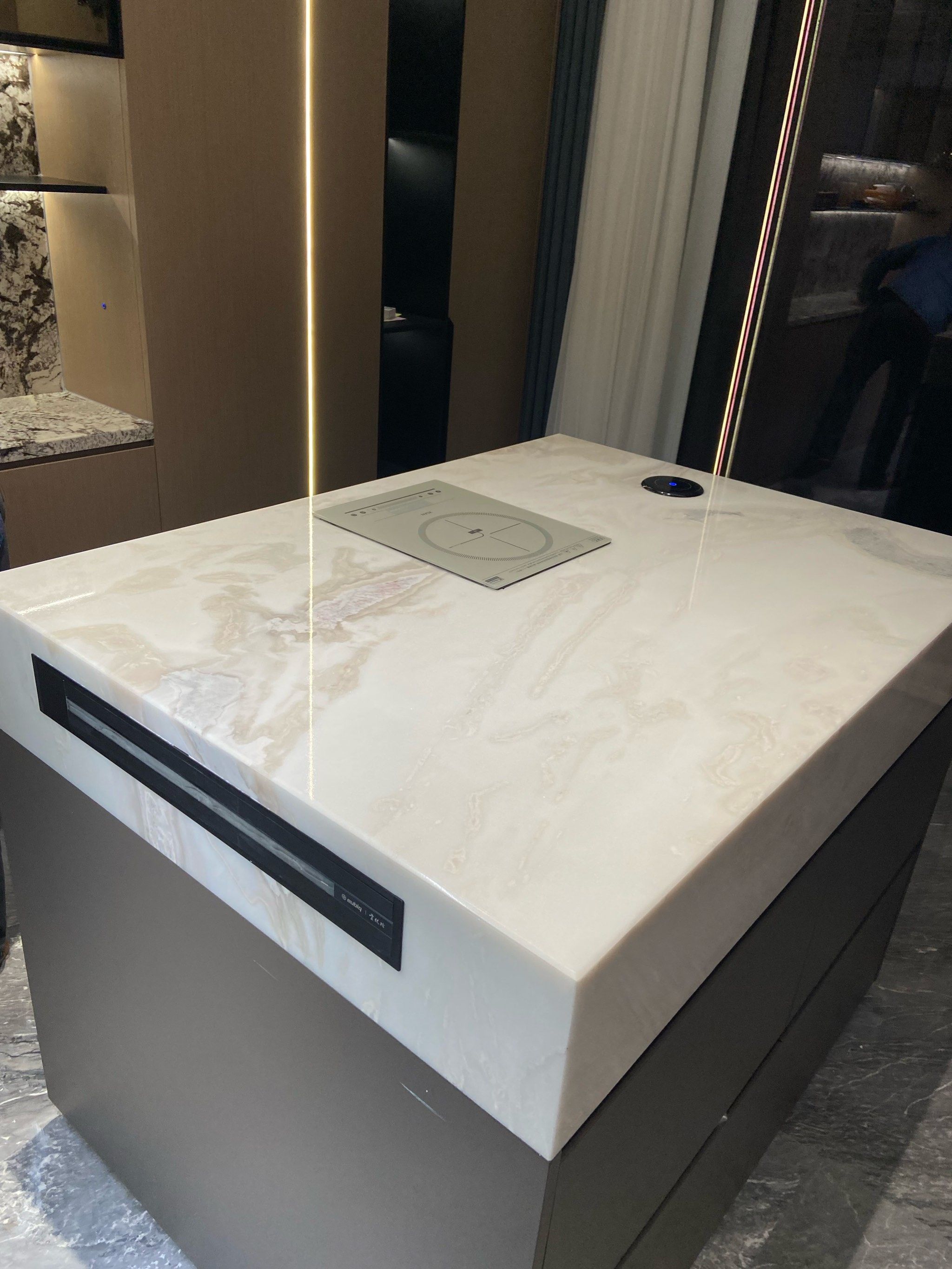 解决了易渗色的问题,增加了亮度,提高了石材的纹理的质感
#大理石