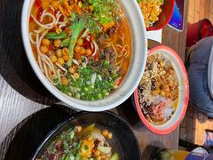 -爆炸头阿姨小四川正宗川味小吃(无任何分店)