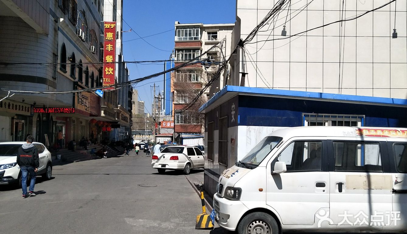 车市巷，一条贯穿人民路与中山路的小巷，一条曾经买卖拉
