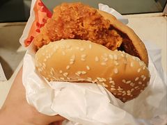 巴适得板火锅风味麦辣鸡腿堡-麦当劳(轻轨曹杨路店)