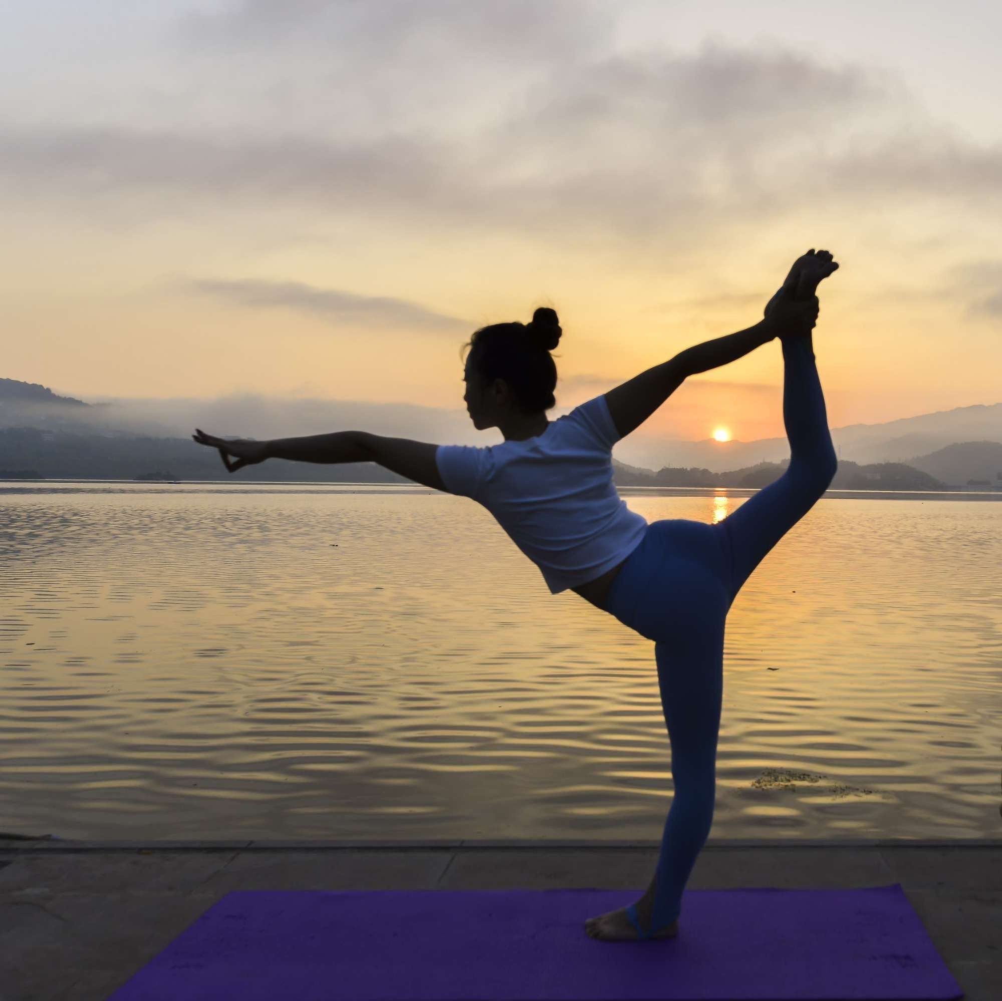 晨光初照,以瑜伽唤醒沉睡的灵魂.在日与夜