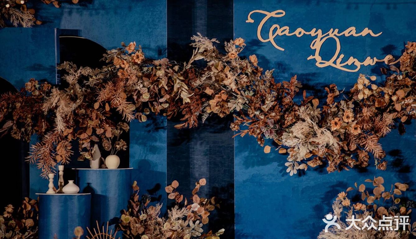 莫兰迪蓝色和香槟色撞色