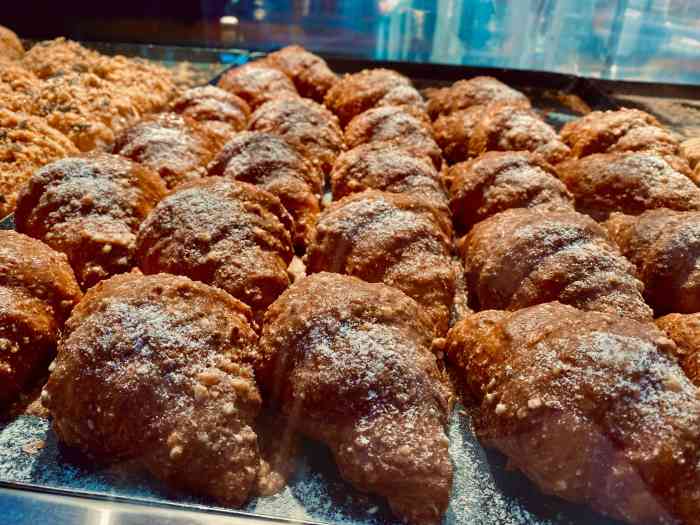 justhot佳禾欧包这家店位于步行街内店内摆放的面包蛋糕三明治00等