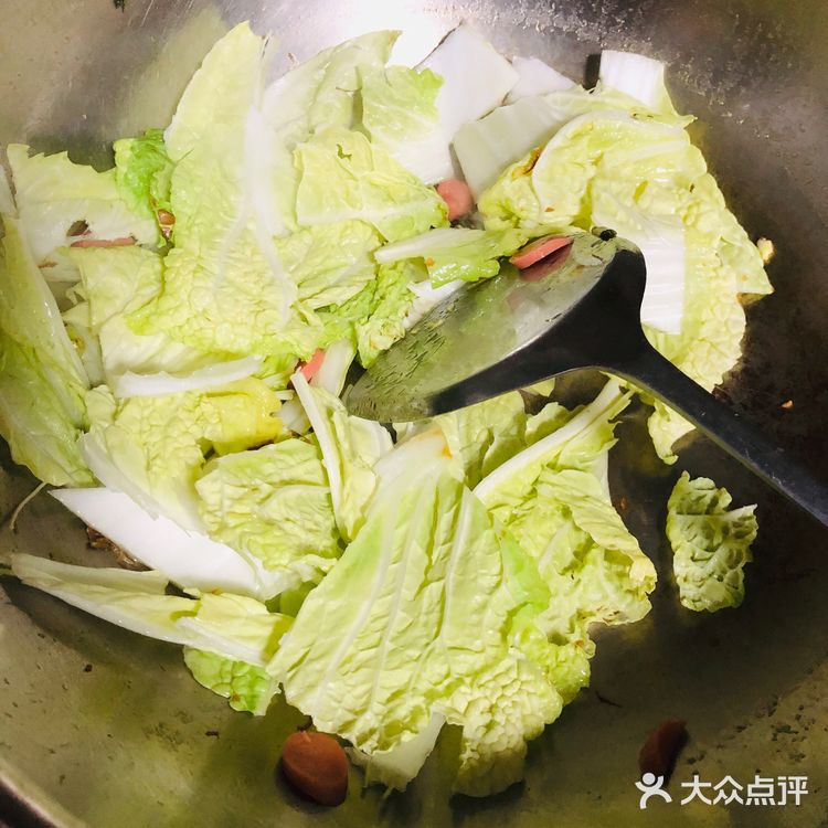 辣椒油 再用筷子搅拌均匀 防止粘锅 就可以出锅了
