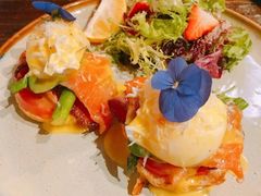 招牌班尼迪克蛋配烟熏三文鱼-MIKAKU(万达广场上海宝山店)