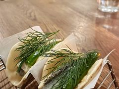 烟熏三文鱼配烤饺子皮和芥末籽酱-BOR Eatery(安福路店)