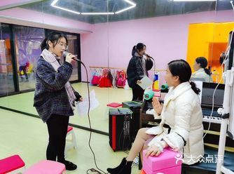 声音和情感都放开了许多