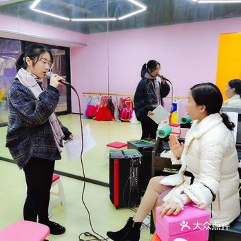 声音和情感都放开了许多