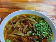 酸菜肉丝米线-越洋肖氏老米线(杨家坪店)