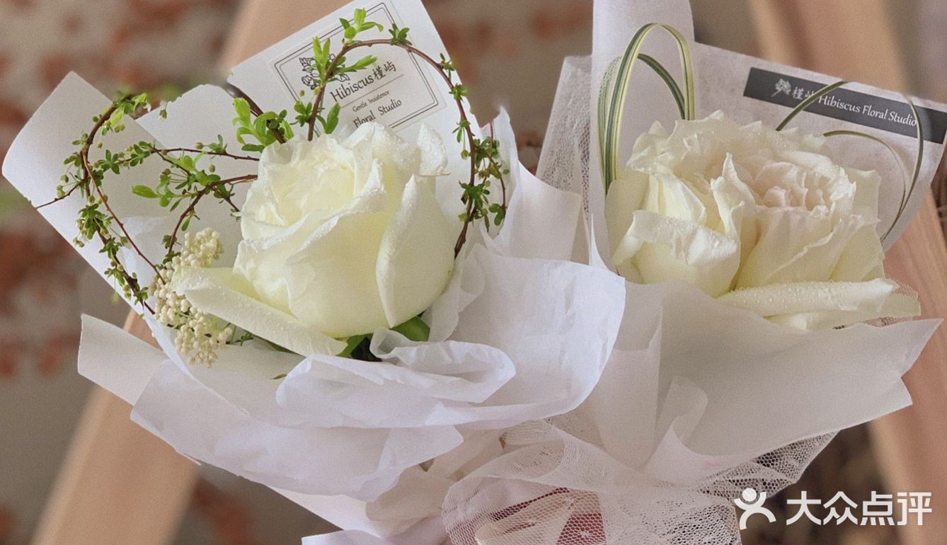 白色情人节的单枝小花束