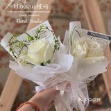 白色情人节的单枝小花束