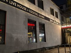-FOUR PLAY BAR