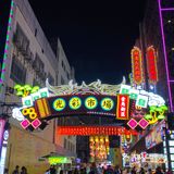 吃完饭，穿过光彩去坐车，走进光彩里边，朋友感叹好多年