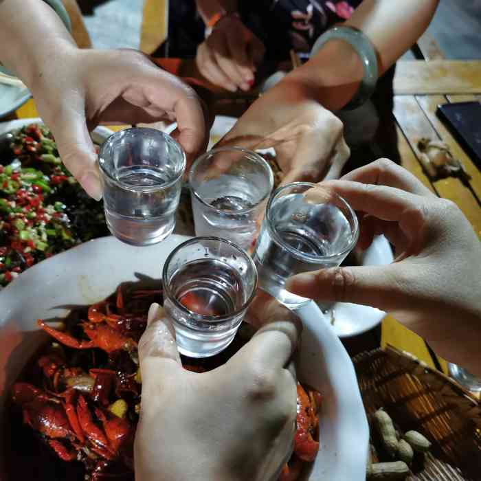 打分 宵夜来江边吃着烧烤 喝着酒 吹吹风 在八卦走起 甚好