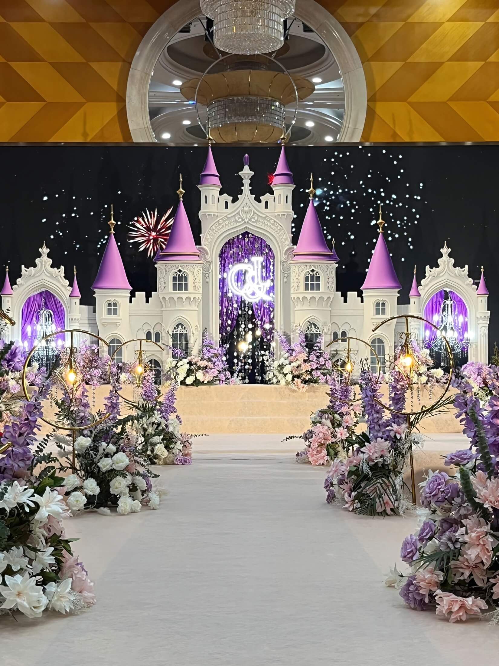 紫色卡通城堡大屏婚礼