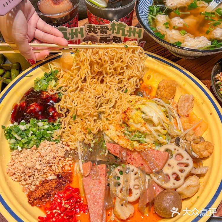 杭州滨江新开的这家东北烧烤店，真的是太火爆了！