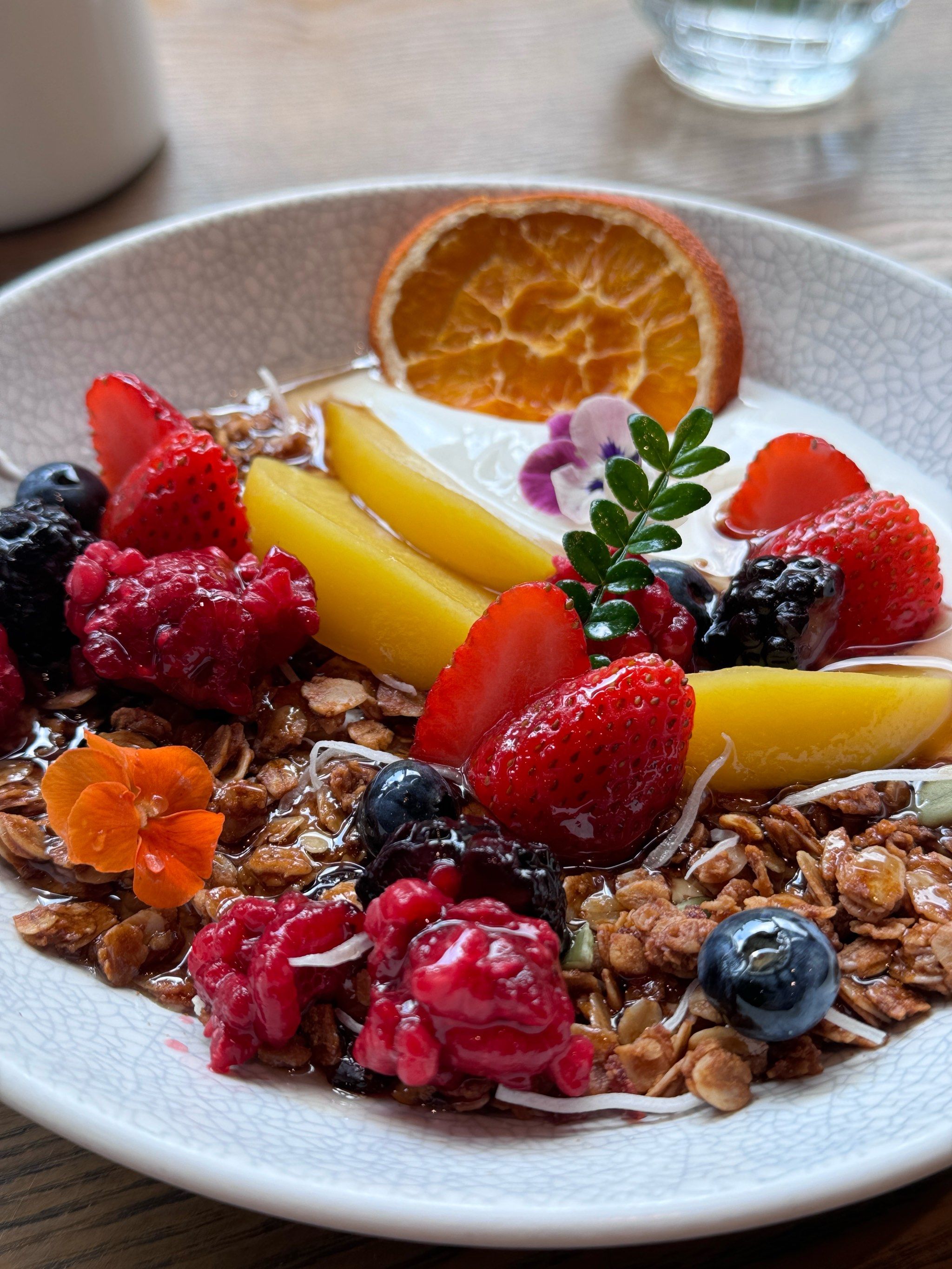 午间水果酸奶盘