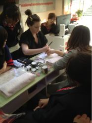 西班牙老师在甲壳儿美甲做交流-甲壳儿美甲美睫