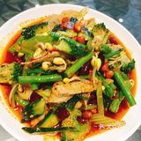 店里的人不是很多。素拼的味道不错，主要是醋味，很香