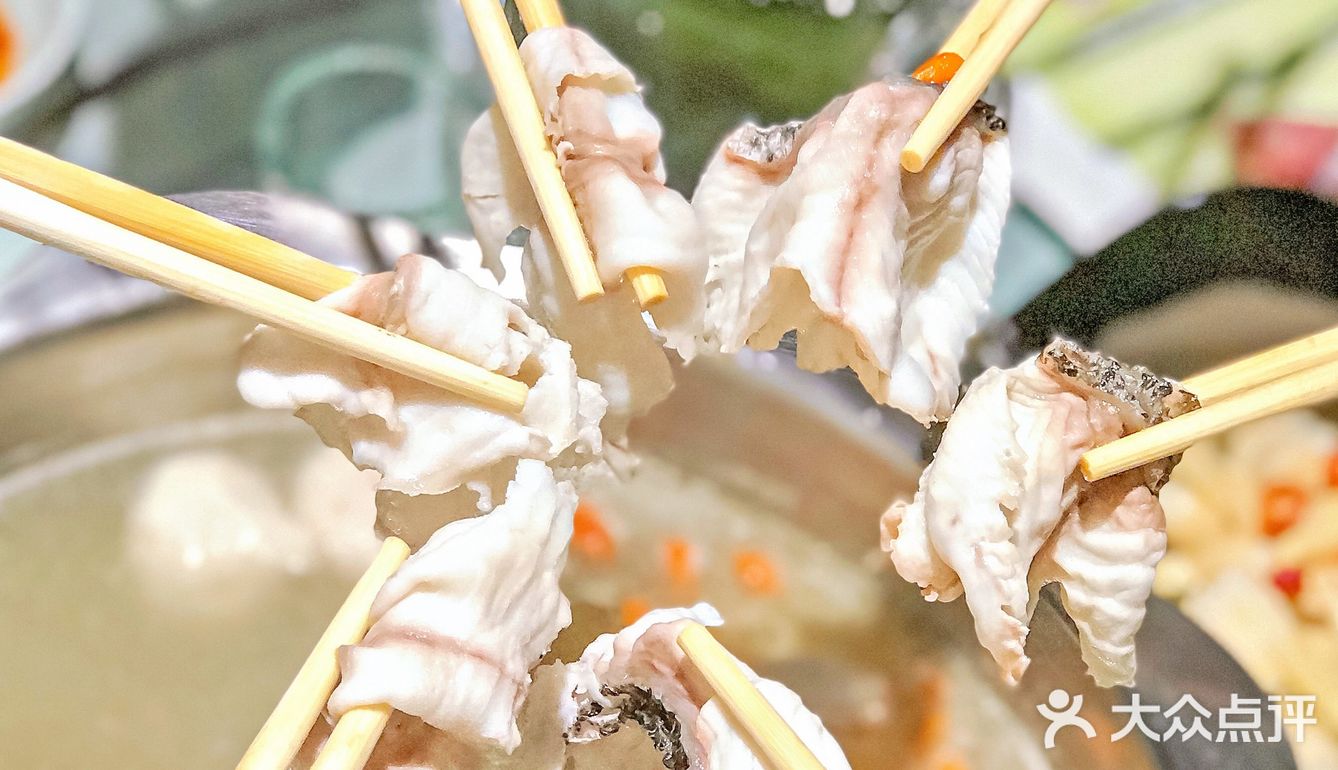 鲜掉眉毛❗️姐妹带我吃的这家薄如纸的斑鱼火锅真🉑