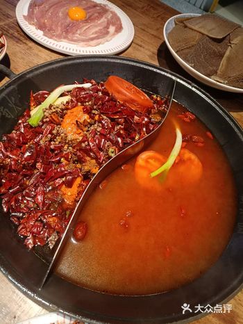 楠火锅的锅底口味独特，新鲜配制，以茶为底汤