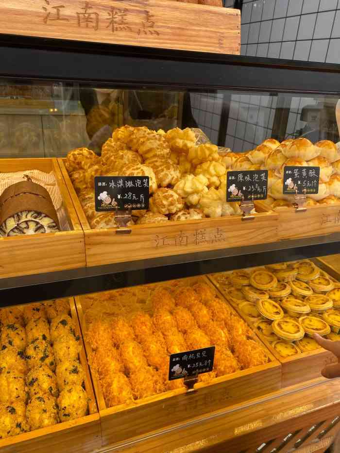 徐记江南糕点-"位于解放街上,招牌显眼,灯光醒目,人流量.